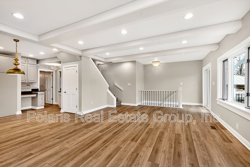 Building Photo - 2222 E 75th St