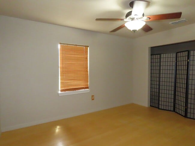 Building Photo - Country Living-City Close! 3 Bedroom, 2 Ba...