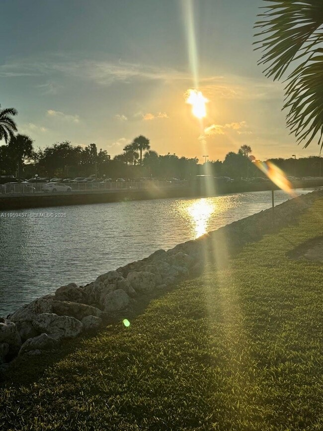 Building Photo - 400 Kings Point Dr