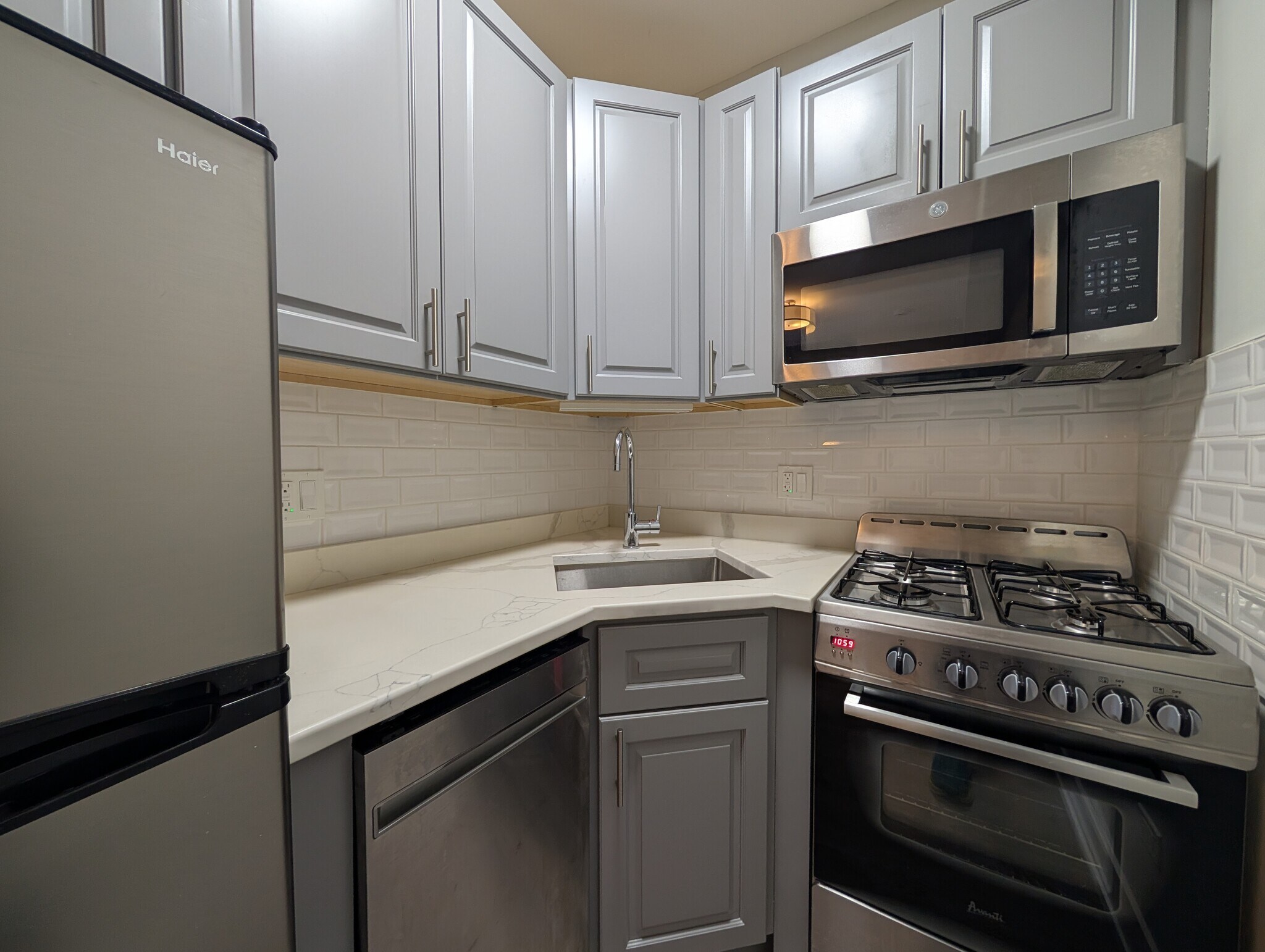 Building Photo - 503 W Belmont Ave