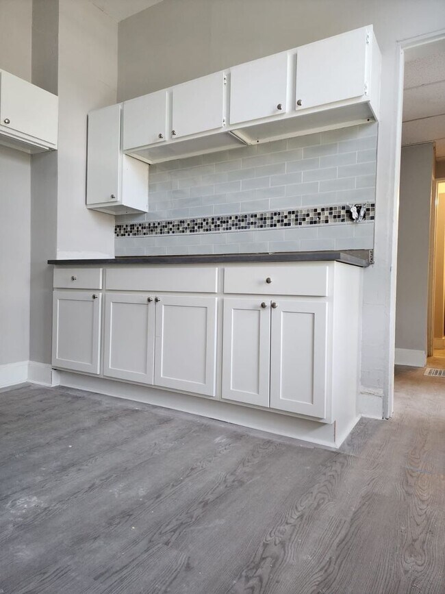 Building Photo - 2901 S 43rd St