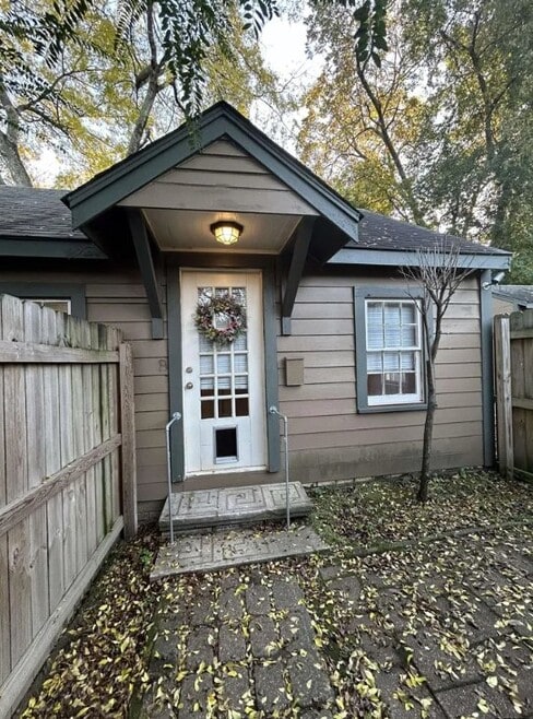 Building Photo - 208 W 1st St