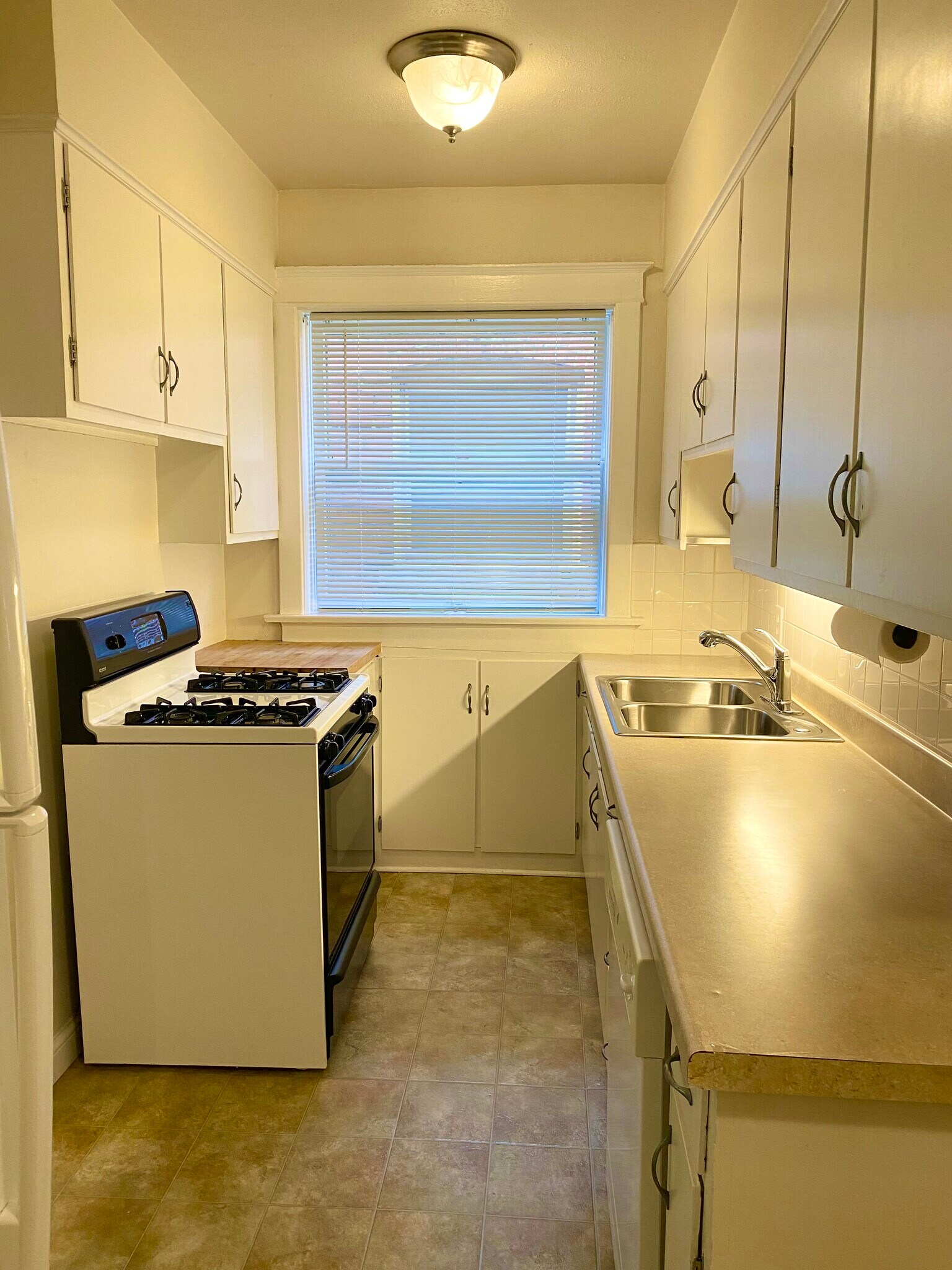 Kitchen with new appliances - 2127 Alfred Ave
