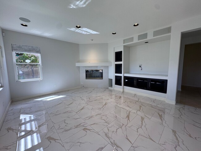 Building Photo - Stunning Home with Panoramic Views in Port...