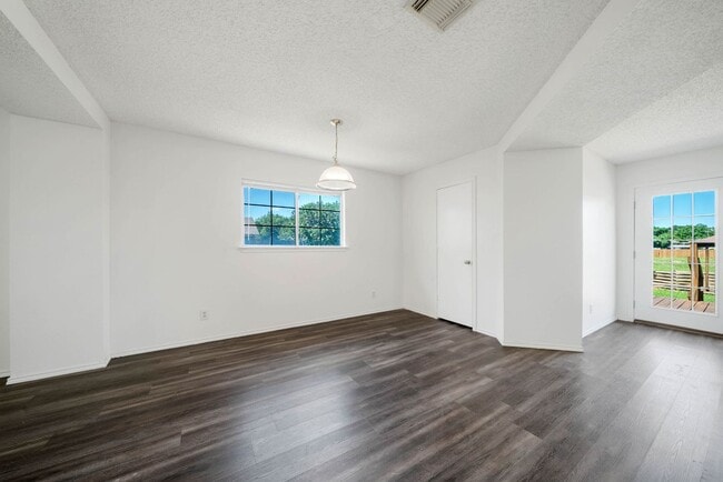 Building Photo - 3 Bedroom and 2 Bathroom located  in Brentfield Subdivision