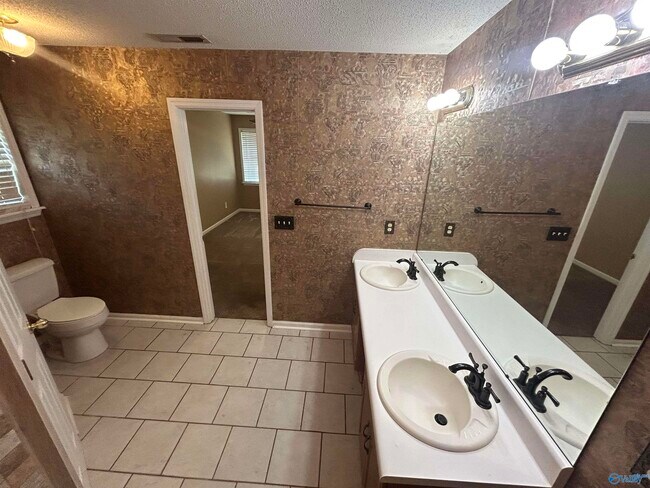 Building Photo - 111 Sunnyfield Dr