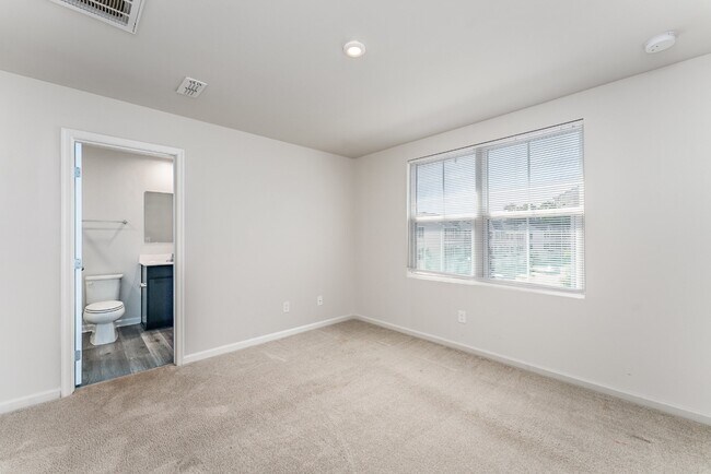 Building Photo - 1105 Canando St