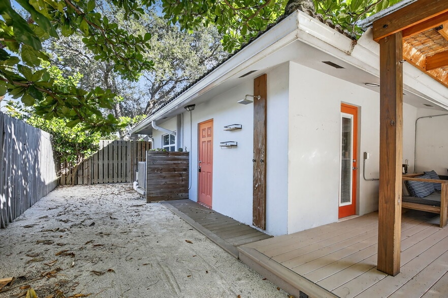 Building Photo - 2740 NE 34th St