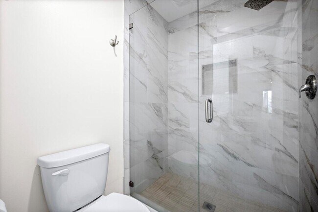 Building Photo - 302 Pinecrest Cir