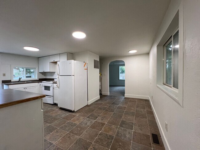 Building Photo - Cute newly remodeled 2 bed 1 bath home on ...