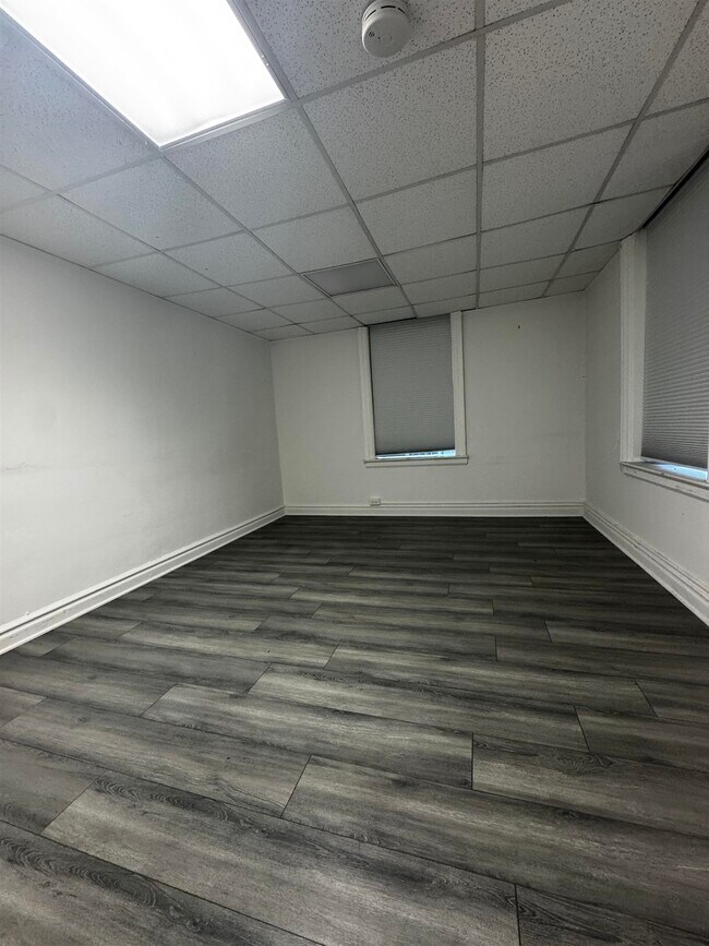 Building Photo - 250 BROAD Ave