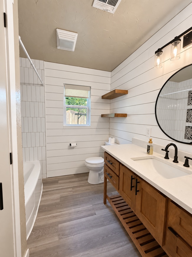 Building Photo - Charming 2 Bed 1 Bath