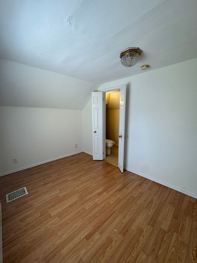 Building Photo - Wonderful 2 bed 2 bath in the heart of the...