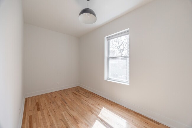 Building Photo - 3051 W Medill Ave