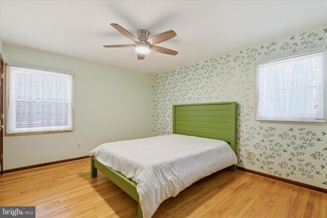 Building Photo - 45320 Barefoot Dr