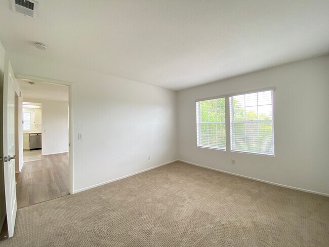 Building Photo - Bright 2 Bedroom Condo in Oceanside!