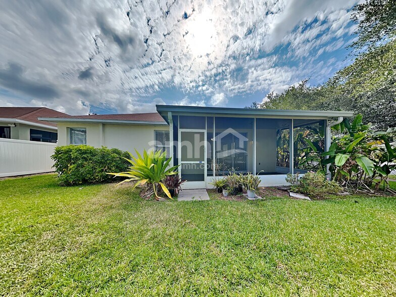 Building Photo - 802 Lesa Glen Pl