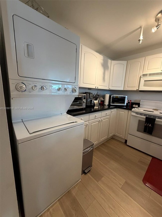 Building Photo - 540 Brickell Key Dr