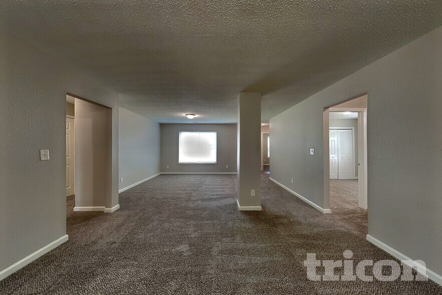 Building Photo - 2880 Lakestream Dr