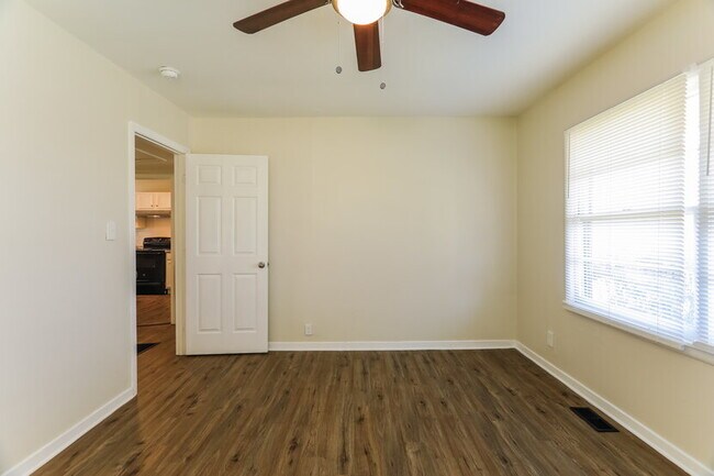 Building Photo - Charming and newly updated 3BR 1 Bath home in the heart of Center Point!