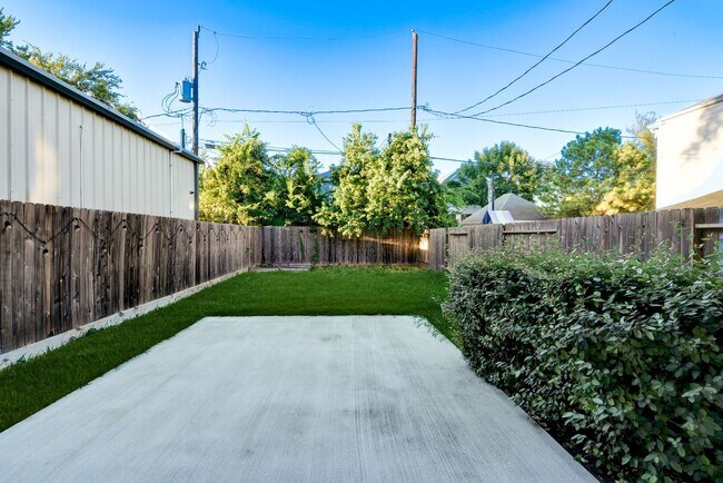 Building Photo - Beautiful Home Right on Durham Drive!
