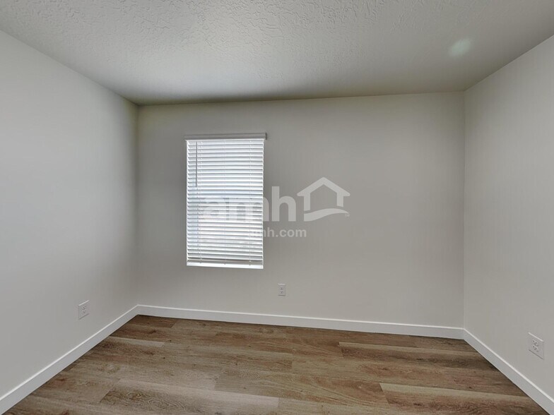 Building Photo - 1244 W Mahogany St