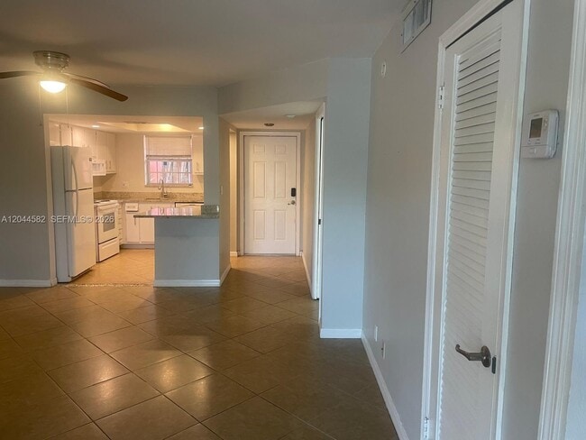 Building Photo - 660 Tennis Club Dr