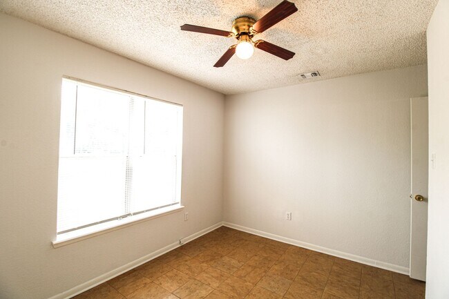 Building Photo - 2729 Christian Dr