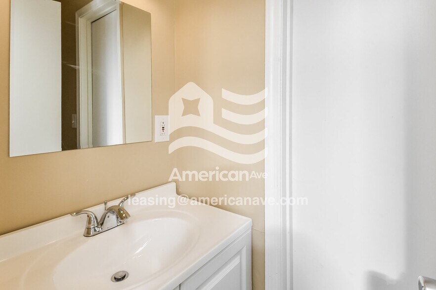 Building Photo - 7352 Pinedale Dr