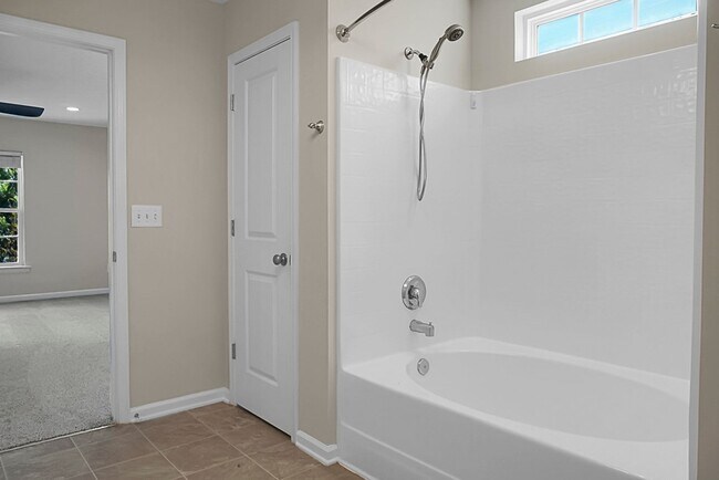 Building Photo - Comfortable Living, 4 BR 2.5 BA Home, Two Car Garage