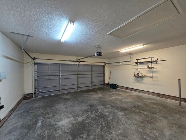 Building Photo - 3682 Beacon Dr