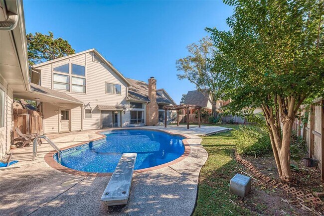 Building Photo - 15714 Sylvan Lake Dr