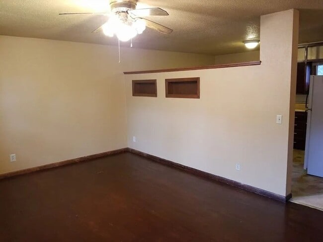 Building Photo - Charming 2-Bedroom 1 Bath Duplex!