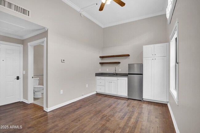 Building Photo - 5753 W Glendale Ave