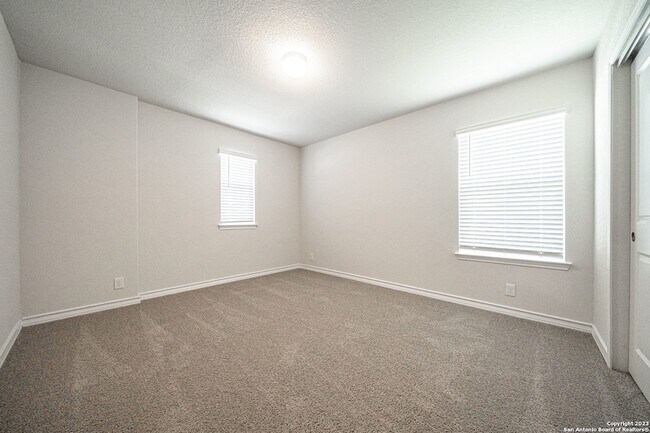 Building Photo - 909 Rolling River
