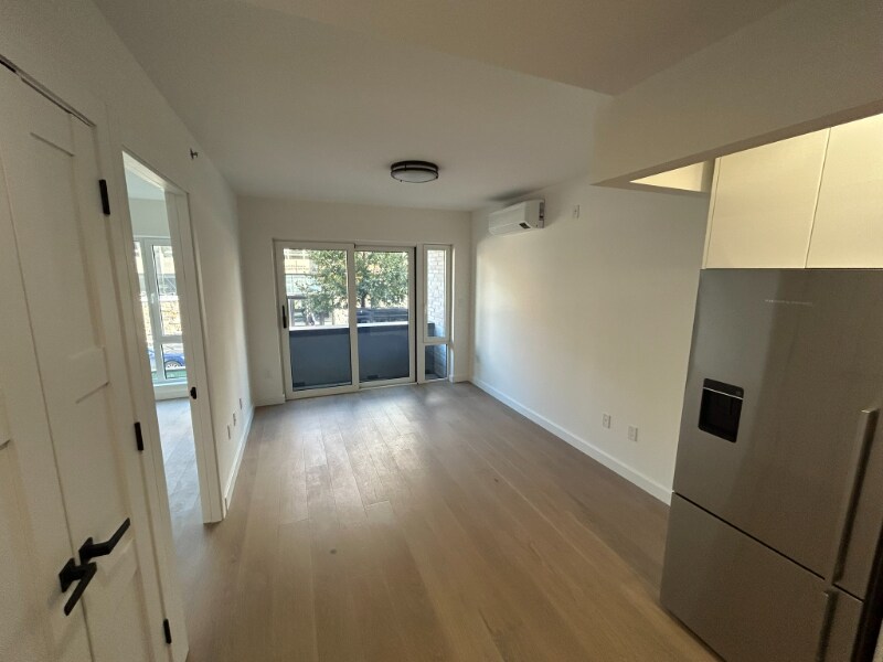 Building Photo - 428 E 9th St