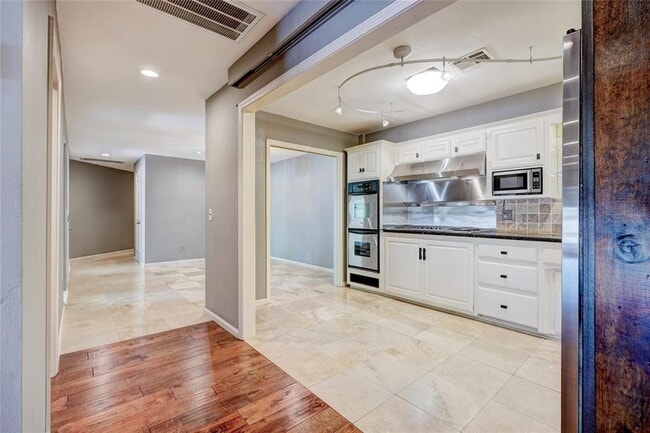 Building Photo - 6325 Glenbrook Ct