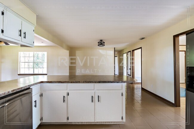 Building Photo - Beautiful Renovated 3 Bedroom/1 Bathroom H...