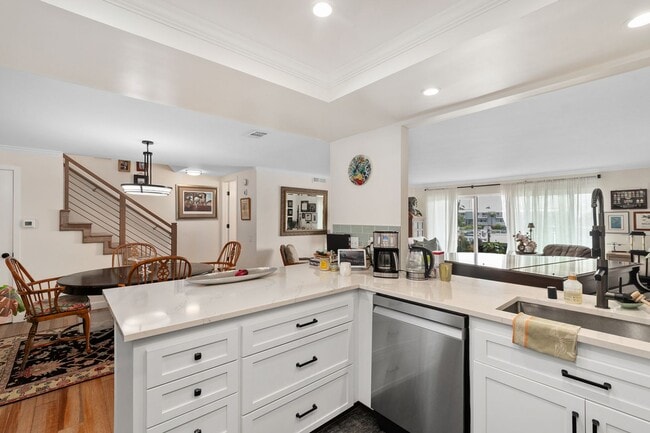 Building Photo - Stunning Spacious 2 Bed 2.5 Bath Condo in ...