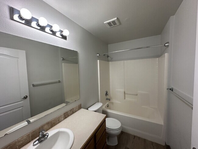 Building Photo - "Charming 2-Bed Oasis in Boise - Cozy 824 ...