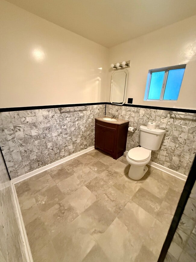 Building Photo - 10886 Pine Hill Dr