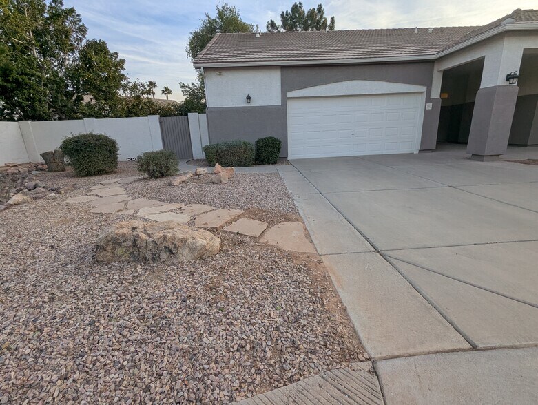 Building Photo - 267 E Smoke Tree Rd