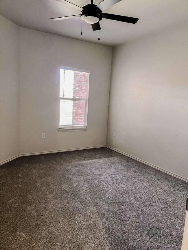 Building Photo - 2 Bedroom 2 Bathroom