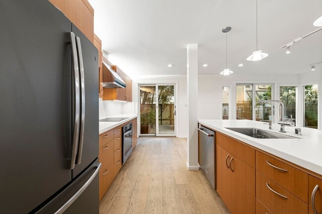 Building Photo - 2121 Laguna St