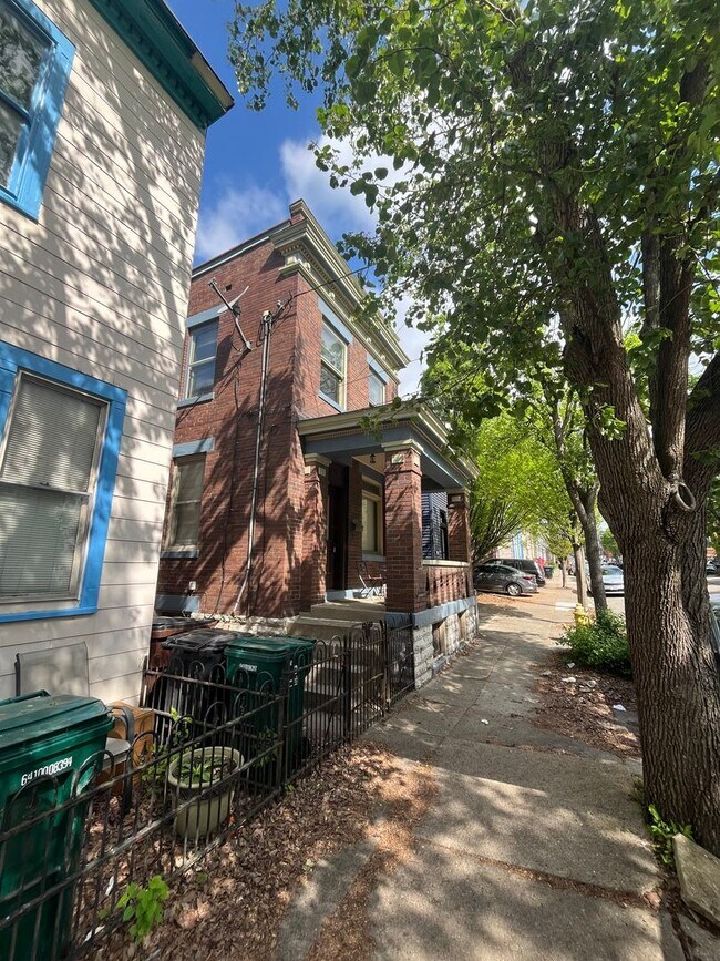 Building Photo - 2215 Victor St