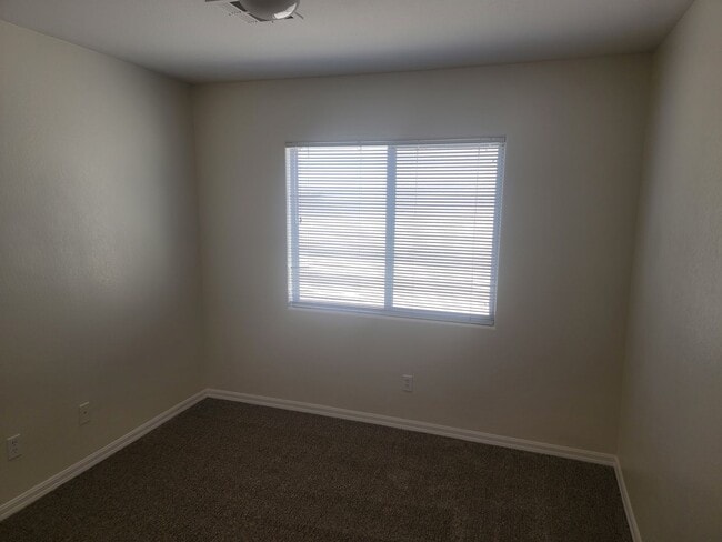 Building Photo - Spacious 5 bed 2.5 bath 2 story home with ...