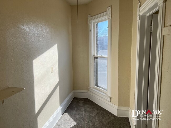 Building Photo - Remodeled 3 Bed / 1 Bath Remodeled Queen Anne Duplex – Downtown Sioux Falls