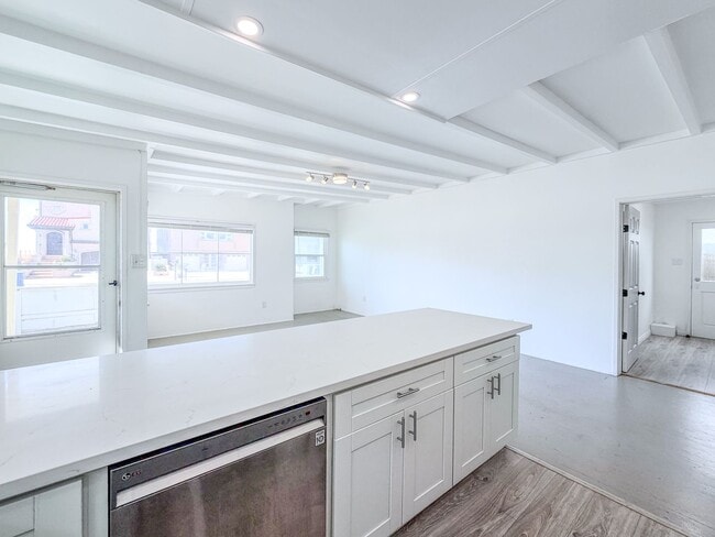 Building Photo - 2 Bed 1 Bath Beach House | Inboard | Silve...