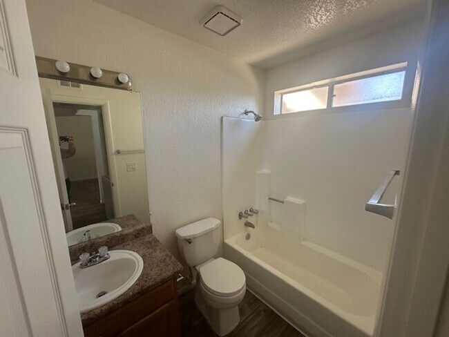 Building Photo - 1 bedroom with loft - or 2nd bedroom - w/d...