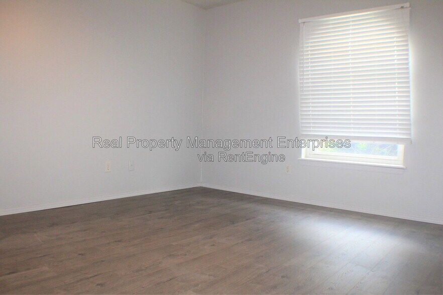 Building Photo - 10904 N Florida Ave
